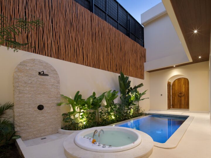 Pool jacuzzi at Villa Amandine, Tumbak Bayuh