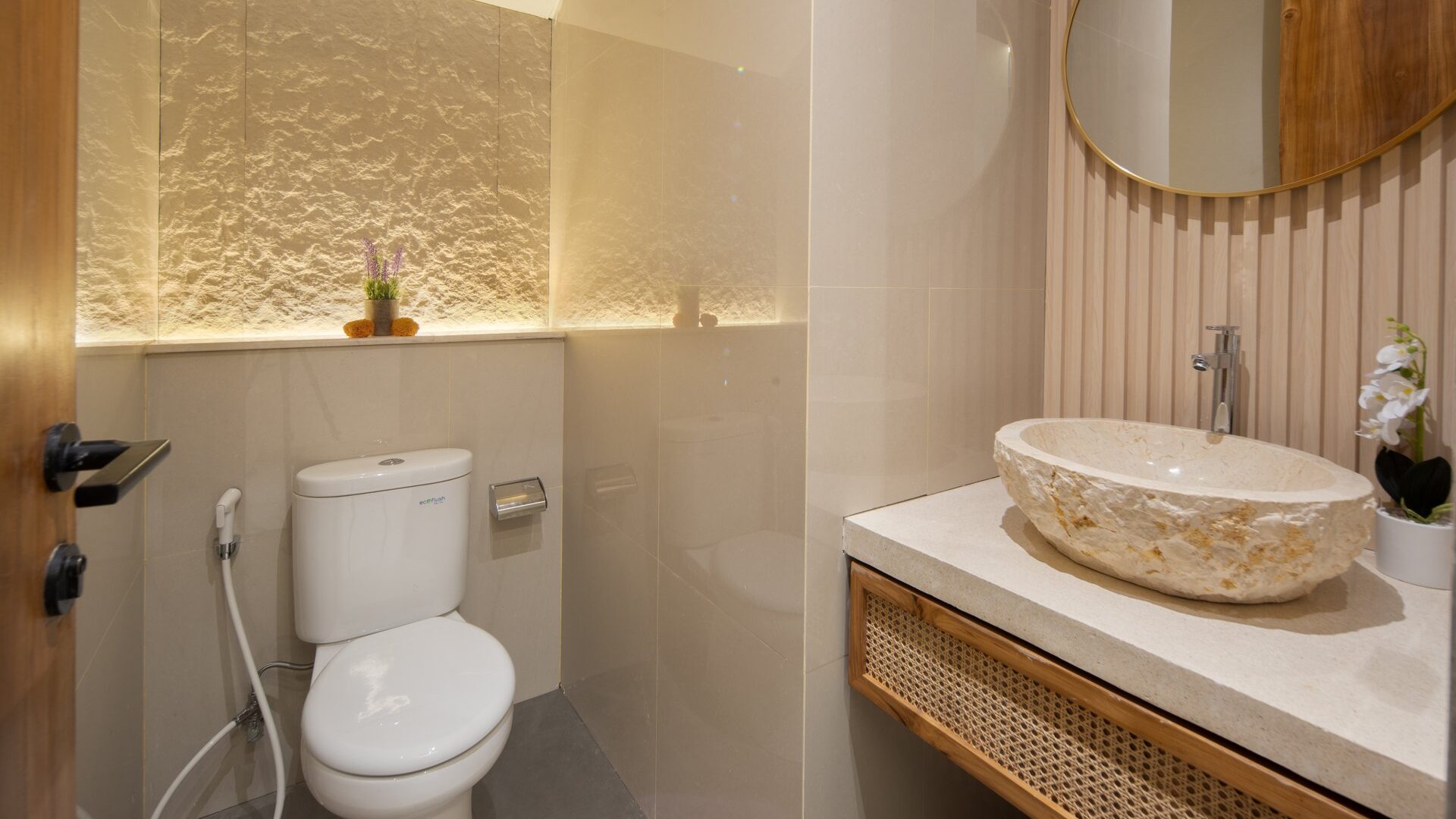 Guest bathroom at Villa Amandine, Tumbak Bayuh