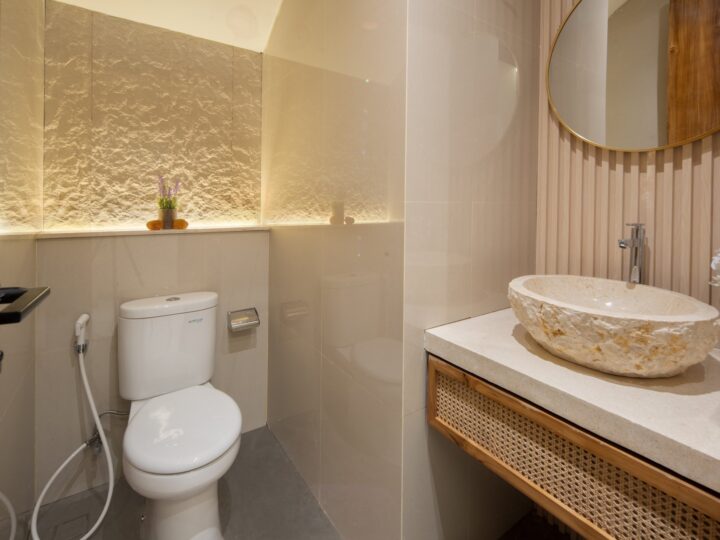 Guest bathroom at Villa Amandine, Tumbak Bayuh