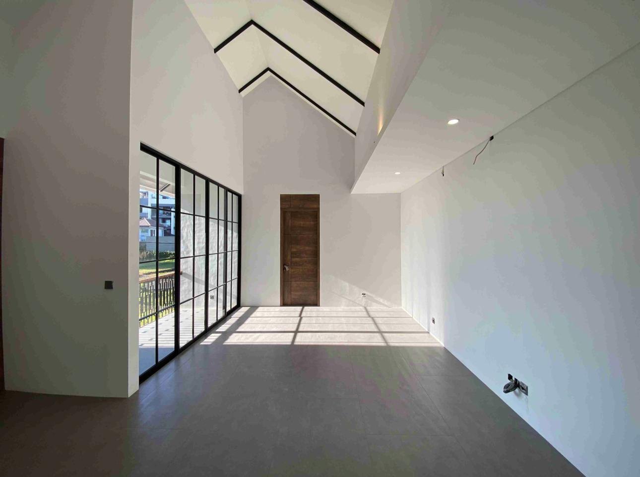 Room vaulted ceiling at We Villa Cemagi